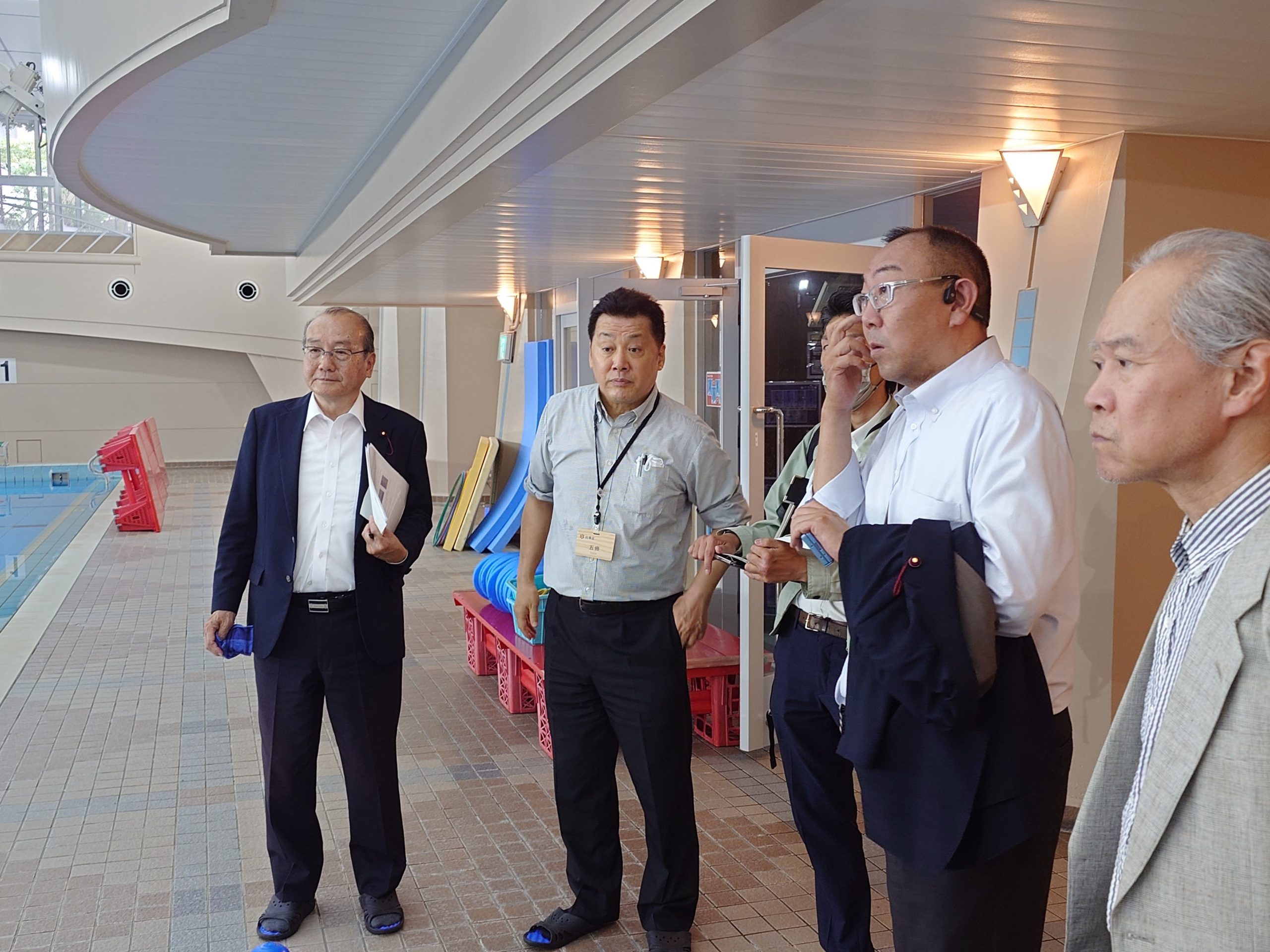 清島温水プール視察　可動床板の段差解消を