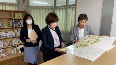 八王子特支視察(図書室の大型絵本)