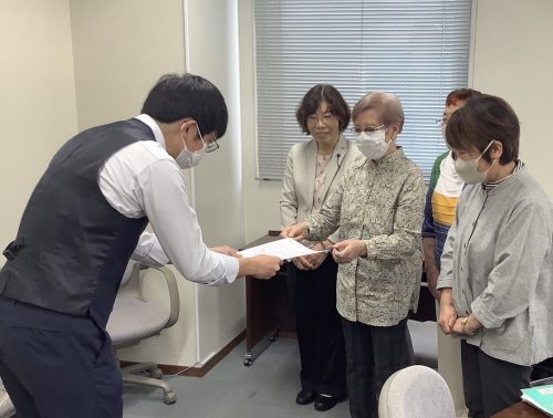 和泉の住民が「和泉地域に公共交通の要望書」を届ける。