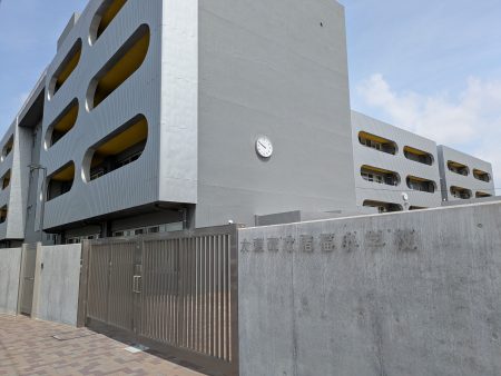 工事費４割減、ＣＯ２排出量８割減、50年の長寿命化を実現　～リファイニング建築(再生建築)の大東市・諸福小学校を視察　田中まさや議員が、区政リポート８月６日号を発行しました